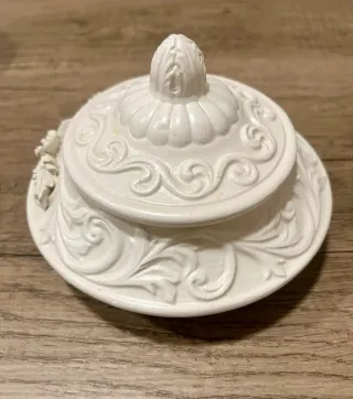 Portagioie ceramica bianca lavorata vintage