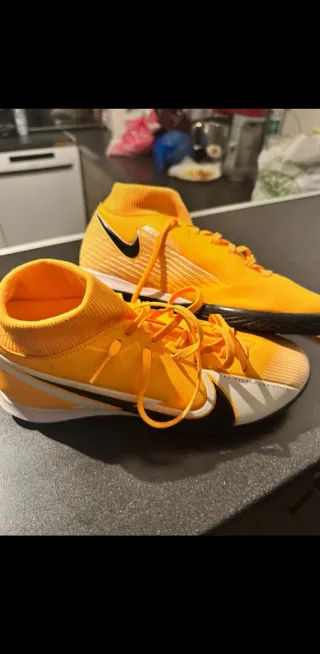 Zapatillas de fútbol sala amarillas y blancas