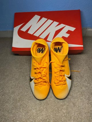 Zapatillas de fútbol sala amarillas y blancas