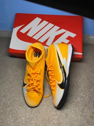 Zapatillas de fútbol sala amarillas y blancas