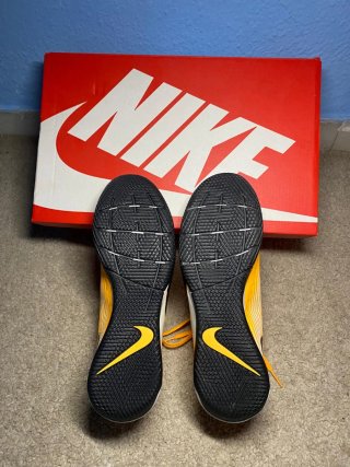 Zapatillas de fútbol sala amarillas y blancas