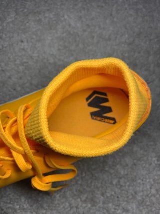 Zapatillas de fútbol sala amarillas y blancas