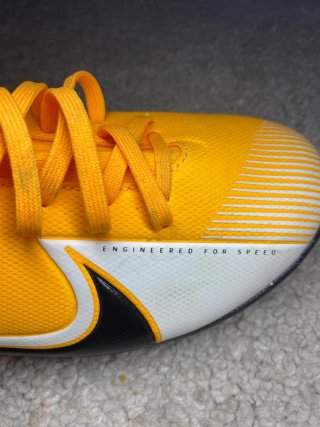 Zapatillas de fútbol sala amarillas y blancas