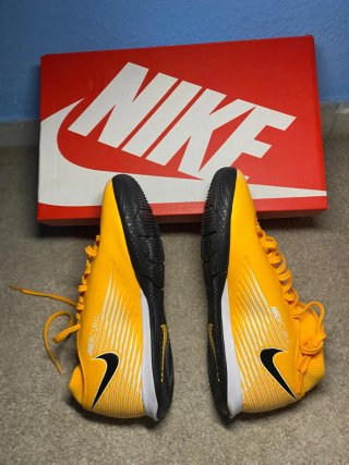 Zapatillas de fútbol sala amarillas y blancas