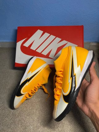 Zapatillas de fútbol sala amarillas y blancas