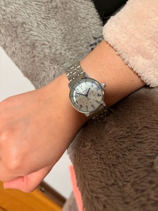 Reloj Exactime plateado con los números azul