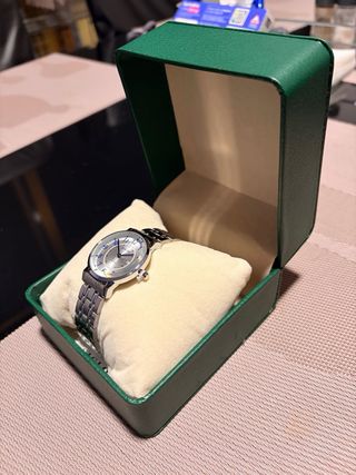 Reloj Exactime plateado con los números azul