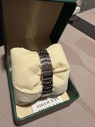 Reloj Exactime plateado con los números azul