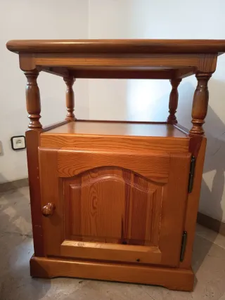 Mueble de madera con puerta