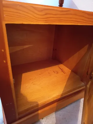 Mueble de madera con puerta