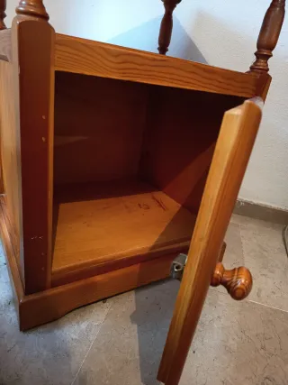 Mueble de madera con puerta