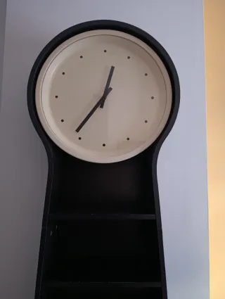 Estantería negra con reloj