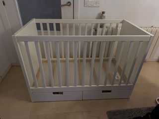 Cuna de madera blanca con cajones