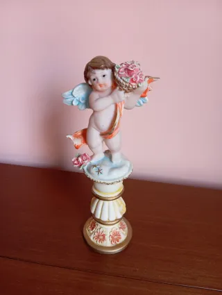 Figura de ángel de marmolina dorada