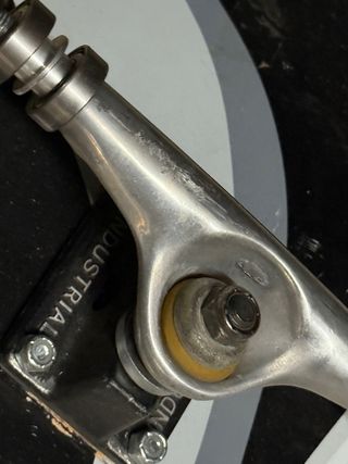 Tabla de skate con ejes y rodamientos