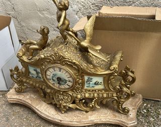 Reloj de sobremesa antiguo con figuras