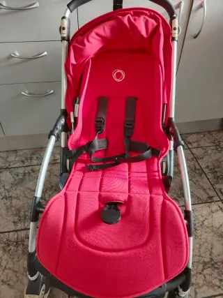 Carrito de bebé rojo
