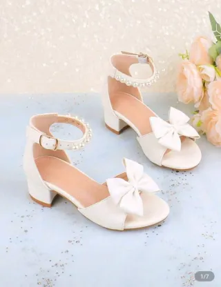 Sandalias Niña Blancas Perlas y Lazo