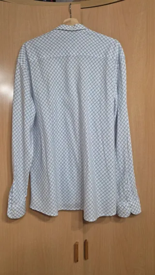 Camisa de cuadros azul y blanco