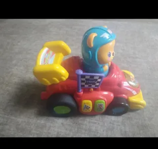 Macchina giocattolo con orsetto pilota