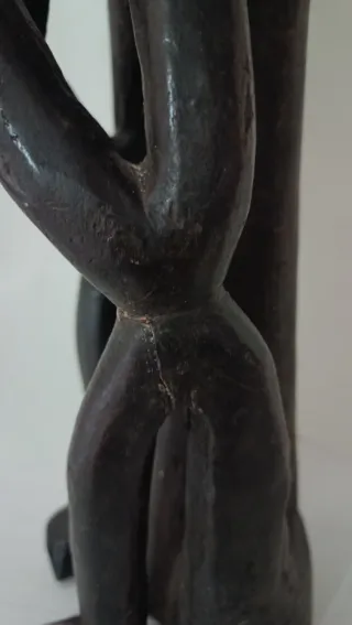 Talla de madera africana figura sentada