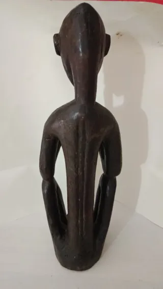 Talla de madera africana figura sentada