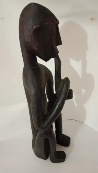 Talla de madera africana figura sentada