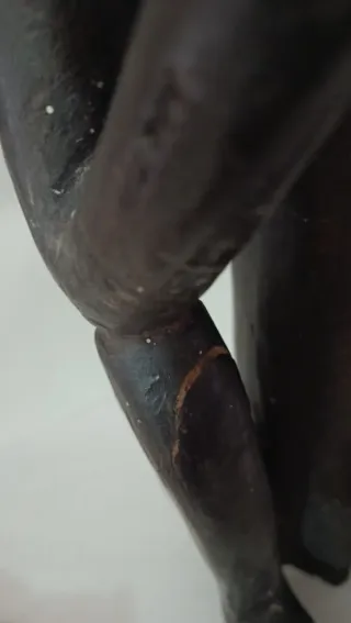 Talla de madera africana figura sentada