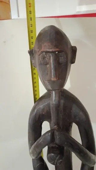 Talla de madera africana figura sentada