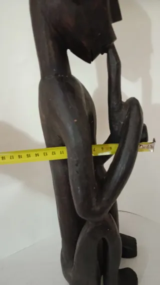 Talla de madera africana figura sentada