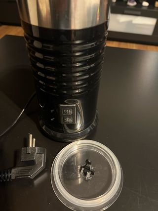 Espumador de leche negro