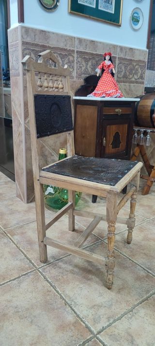 Silla de madera con detalles metálicos