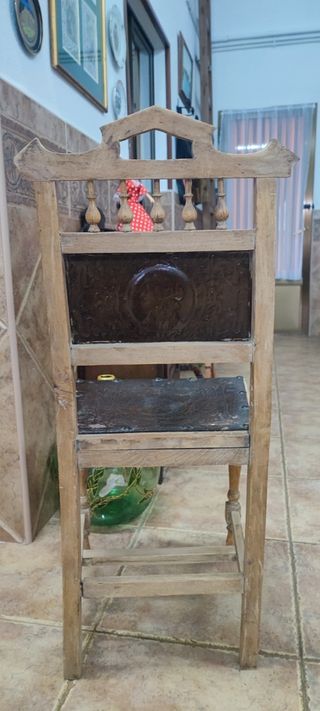 Silla de madera con detalles metálicos