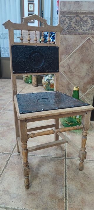 Silla de madera con detalles metálicos