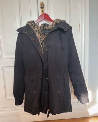 Abrigo negro VILA con forro de pelo.