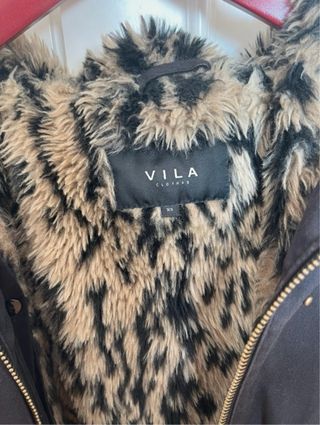 Abrigo negro VILA con forro de pelo.