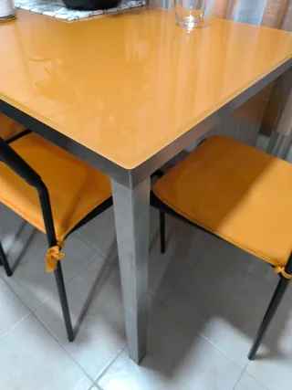 Mesa de cocina cristal naranja y patas en inox