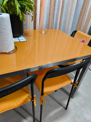 Mesa de cocina cristal naranja y patas en inox