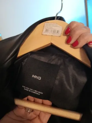 Gabardina de piel negra