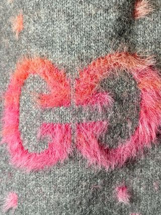 Cárdigan GG Gris y Rosa Talla Única. Estilo Gucci