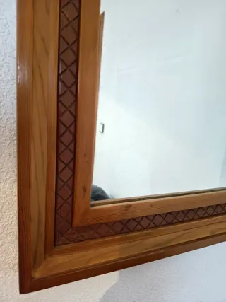 Mueble de entrada de madera y espejo