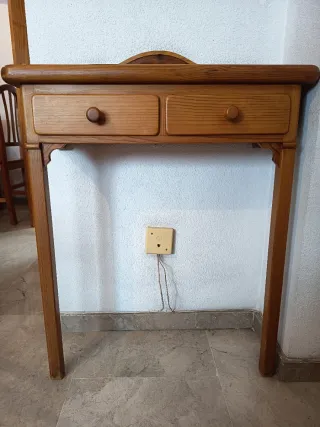 Mueble de entrada de madera y espejo