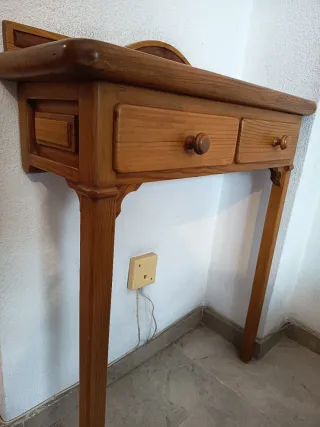 Mueble de entrada de madera y espejo