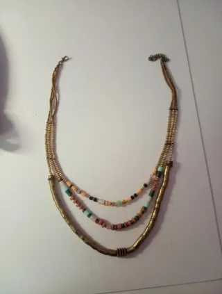 Collar multicapa dorado con cuentas