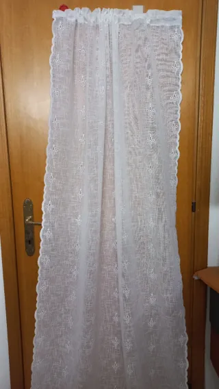 Quattro tende in cotone bianco