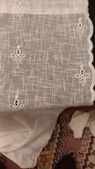 Quattro tende in cotone bianco