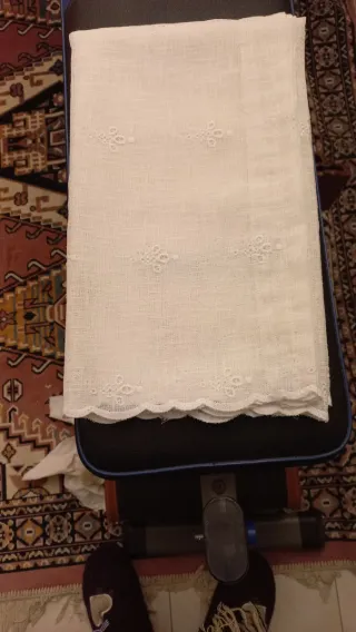 Quattro tende in cotone bianco