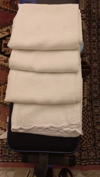 Quattro tende in cotone bianco