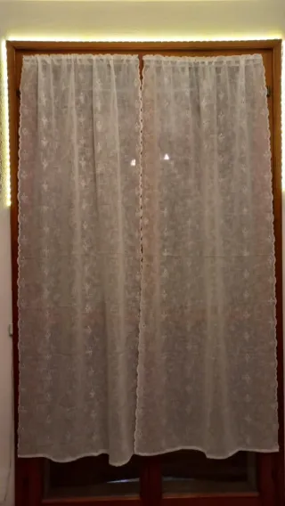 Quattro tende in cotone bianco