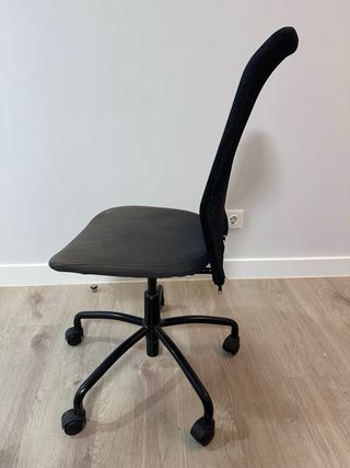 Silla de escritorio negra y gris en buen estado